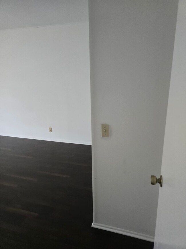 Building Photo - BEAUTIFUL 4 BEDROOM 3 BATH HOUSE. MOVE IN ...