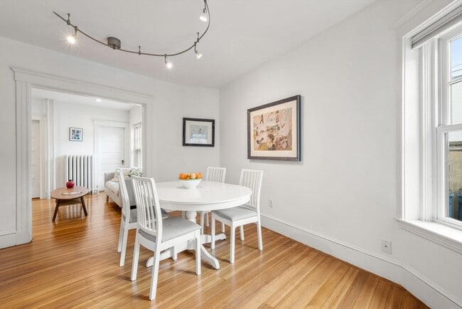 Building Photo - 10 Bowdoin St