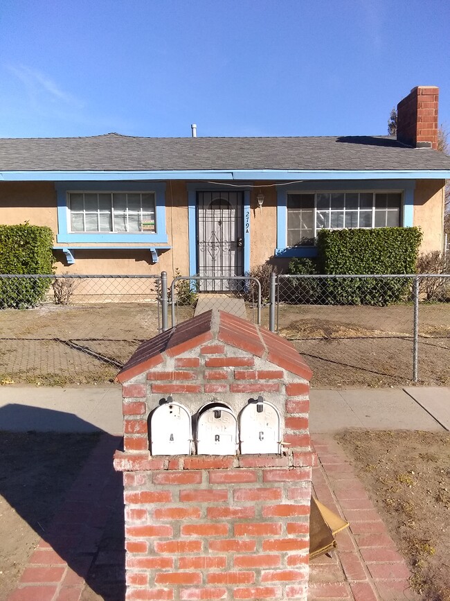 Building Photo - 279 N Spruce Ave