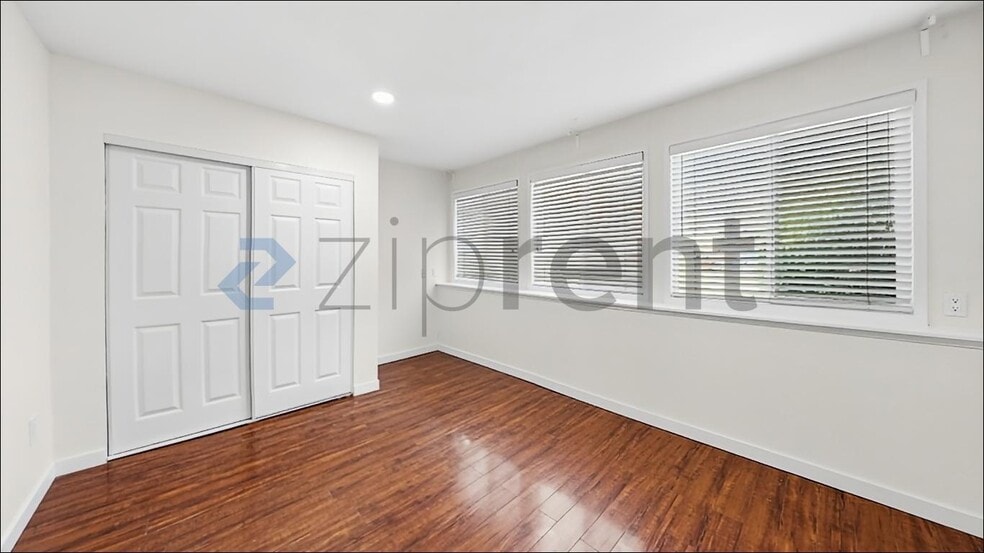 Building Photo - Unit