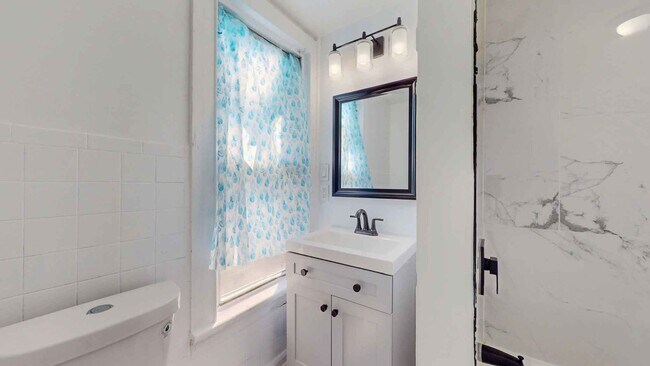 Building Photo - Newly Renovated 2 Bedroom Apartment - Heat...