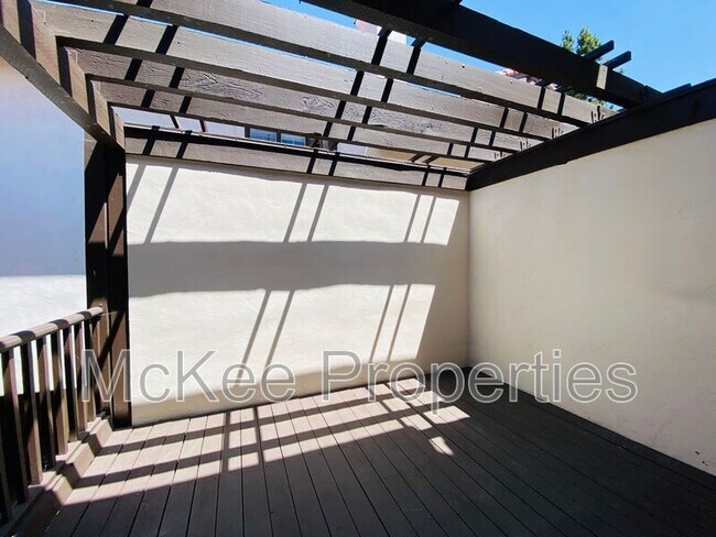 Building Photo - 8668 Villa La Jolla Dr
