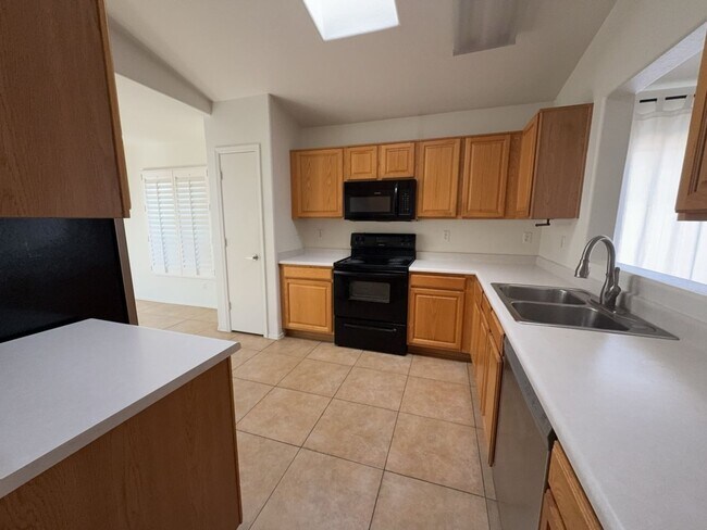 Building Photo - 3bedrom 2 bath
