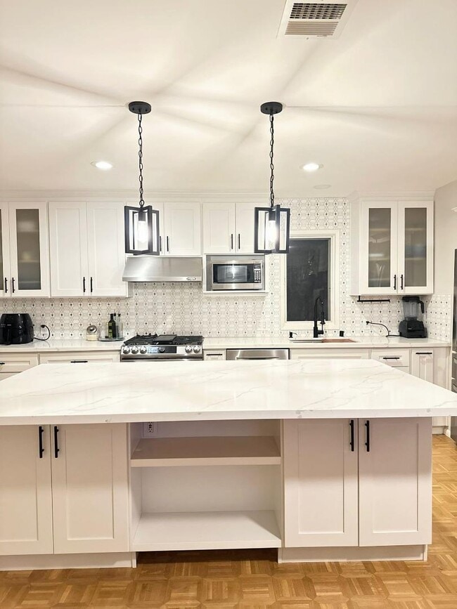 Building Photo - 630 Pilgrim Dr