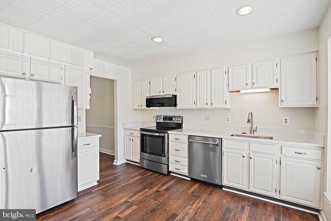 Building Photo - 2885 Kelly Square