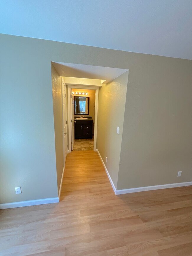Building Photo - 4 Bedroom Home Available Near N Powers Bl ...