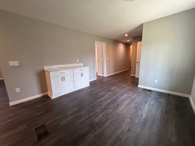 Building Photo - Charming 4/2.5 House in Armuchee- $1,995