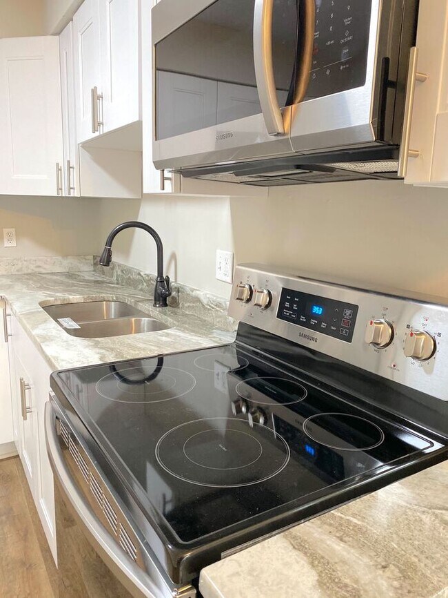 Building Photo - STUNNING 3 BEDROOM END UNIT TOWNHOUSE just off gate of Little Creek!!