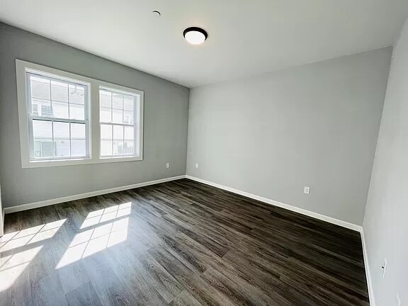 Building Photo - 487 Lincoln St