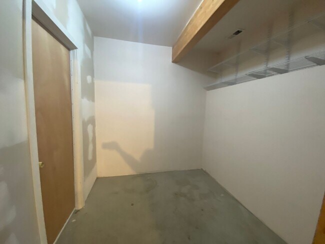 Building Photo - A gorgeous Eagle River home with views for...