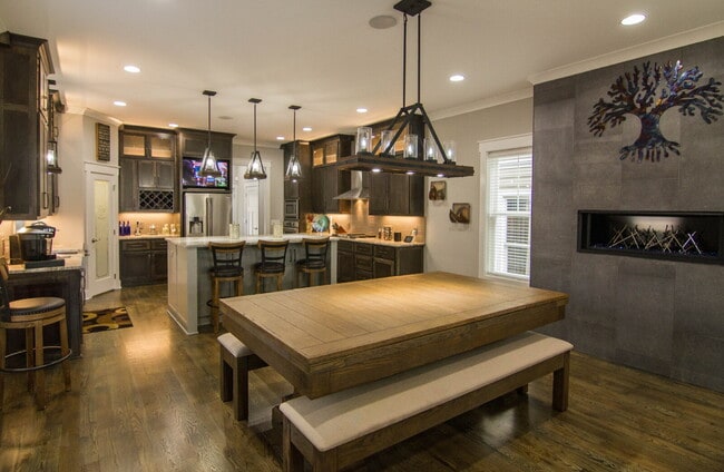 Building Photo - NOW AVAILBLE!! Furnished Custom-Built Home w/ Flexible Lease Options, 1.5 Miles to Broadway!