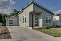 Building Photo - Beautiful 3bdrm/2bthrm Home- Landscaping i...