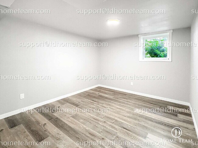 Building Photo - "Charming 4-Bedroom Home with Scenic Views & Finished Basement in Renton!"
