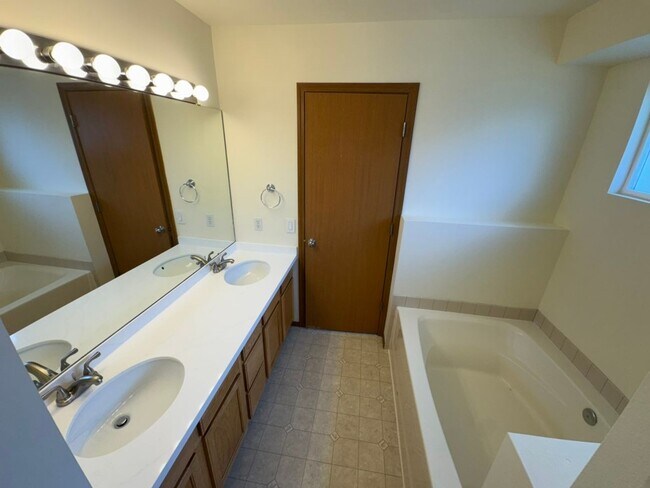 Building Photo - 3Bd/2.5Ba Duvall House