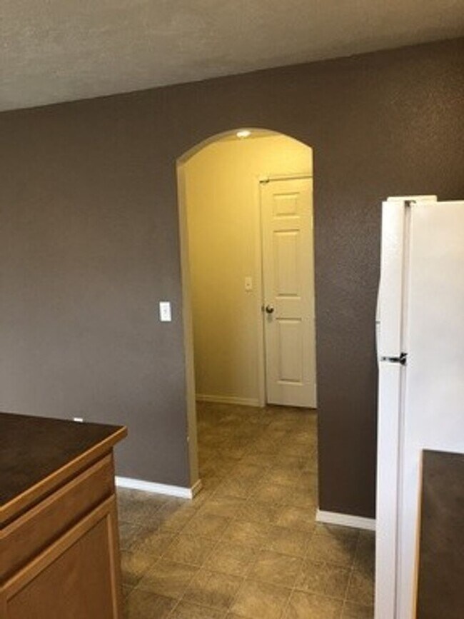 Building Photo - Walking distance to Settlers Park