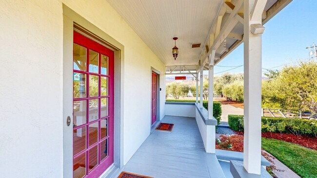 Building Photo - Charming 2 bedroom 1.5 bath plus office ho...