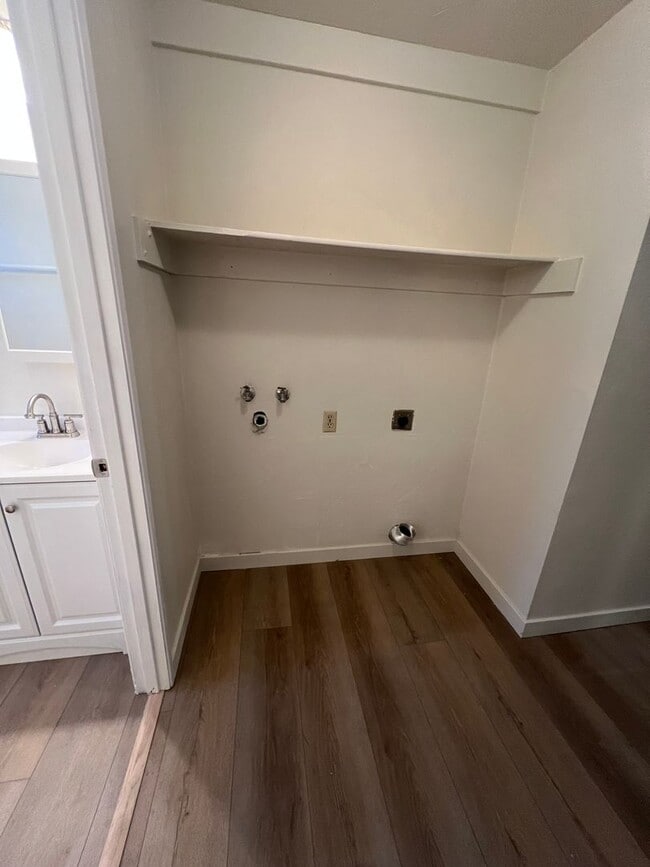 Building Photo - 511-513 SE L St