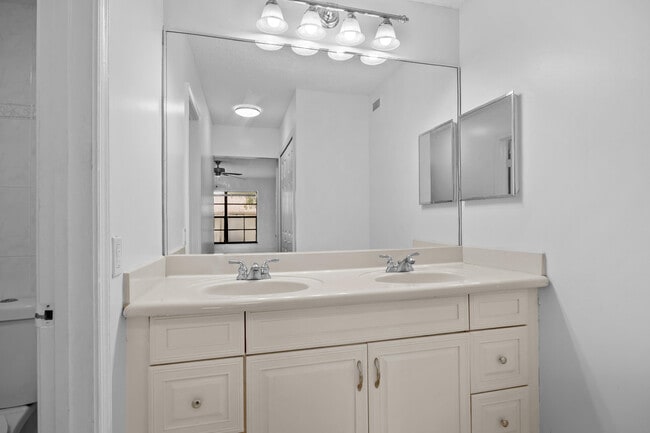 Building Photo - 9905 Pineapple Tree Dr