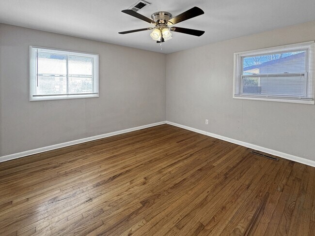 Building Photo - 1707 Buena Vista Cir SE