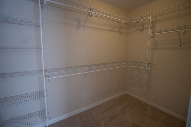 Building Photo - Spacious 3 Bedroom, 2.5 Bathroom Townhome ...