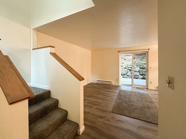 Building Photo - Charming 3-Bed Townhouse in Quiet Neighborhood Across from Park!