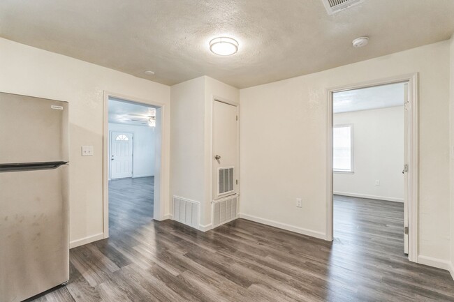 Building Photo - FOR LEASE 2/1  CORNER HOME