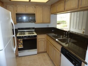 Building Photo - 2 Bedroom Goleta Condo
