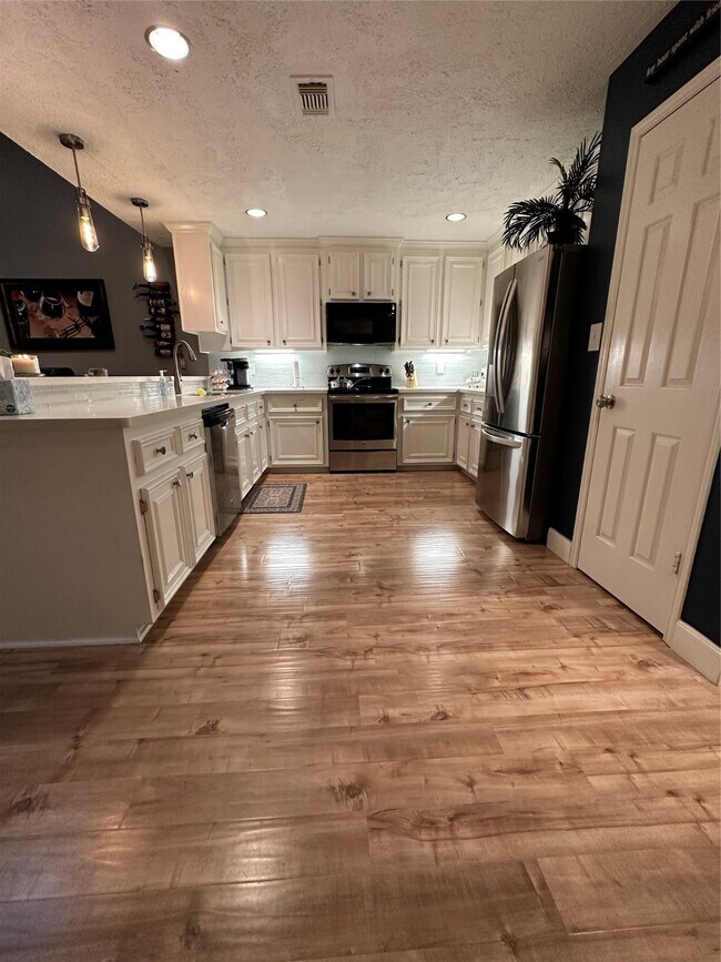 Building Photo - 3850 Knollcrest Dr