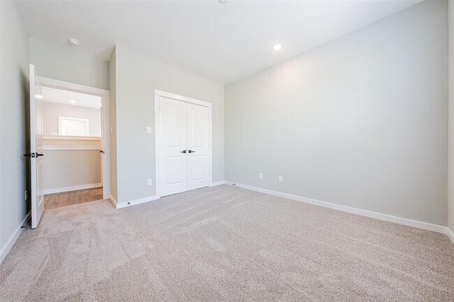 Building Photo - 8402 Berry Grn Ln