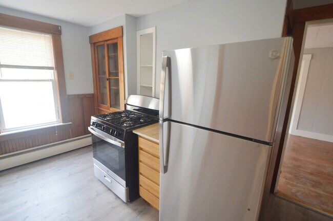 Building Photo - 38 Cascade St