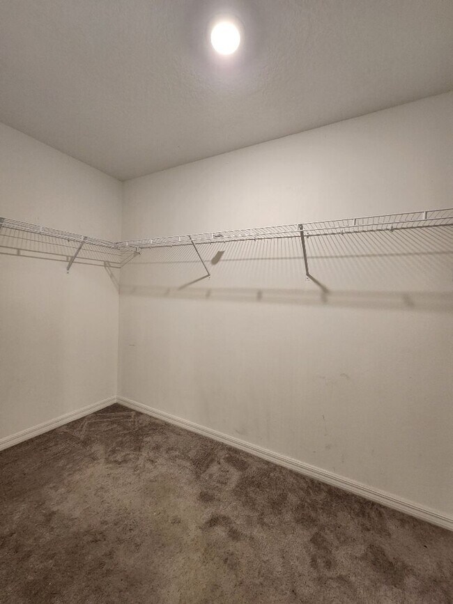 Building Photo - Gorgeous 4-Bedroom, 2.5-Bathroom Home in Riverview