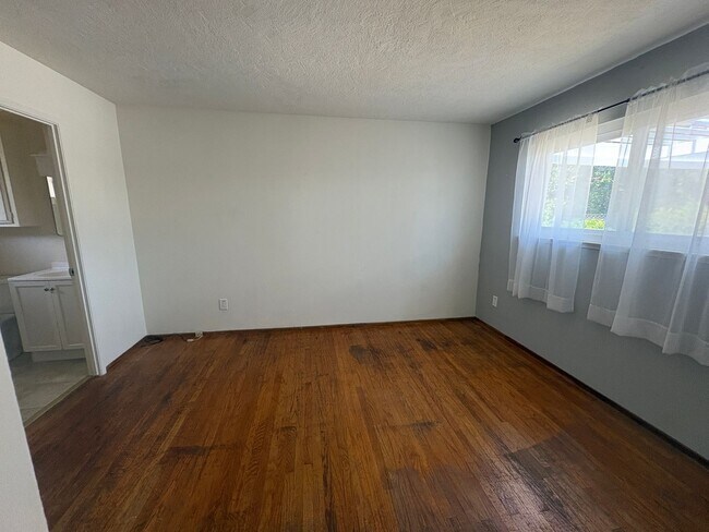 Building Photo - 3046 Notre Dame Dr