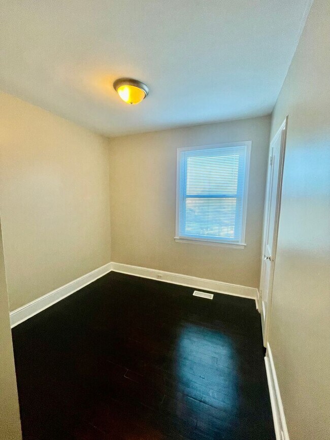 Building Photo - This 3 bedroom 1 bath home is located off Freedom Dr