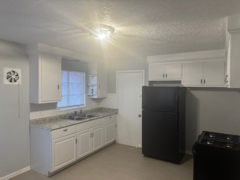 Building Photo - 5500 Chalmers St