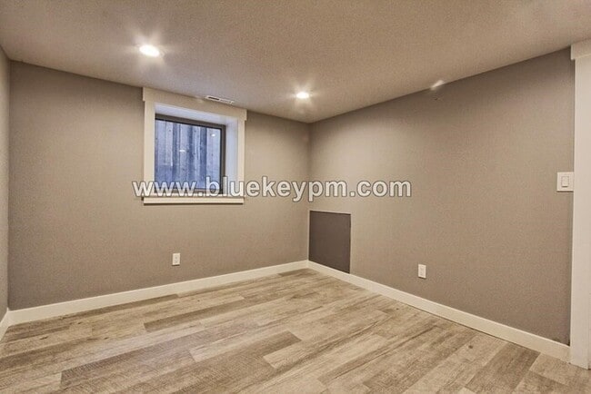 Building Photo - 2 Bed, 1 Bath Unit in Laurelhurst Plex