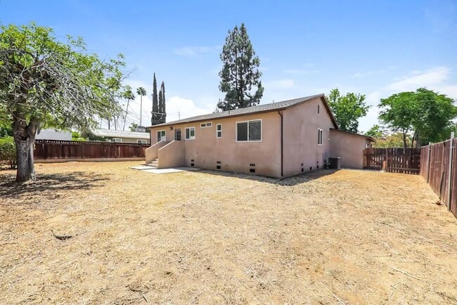 Building Photo - 1431 Laramie Ave