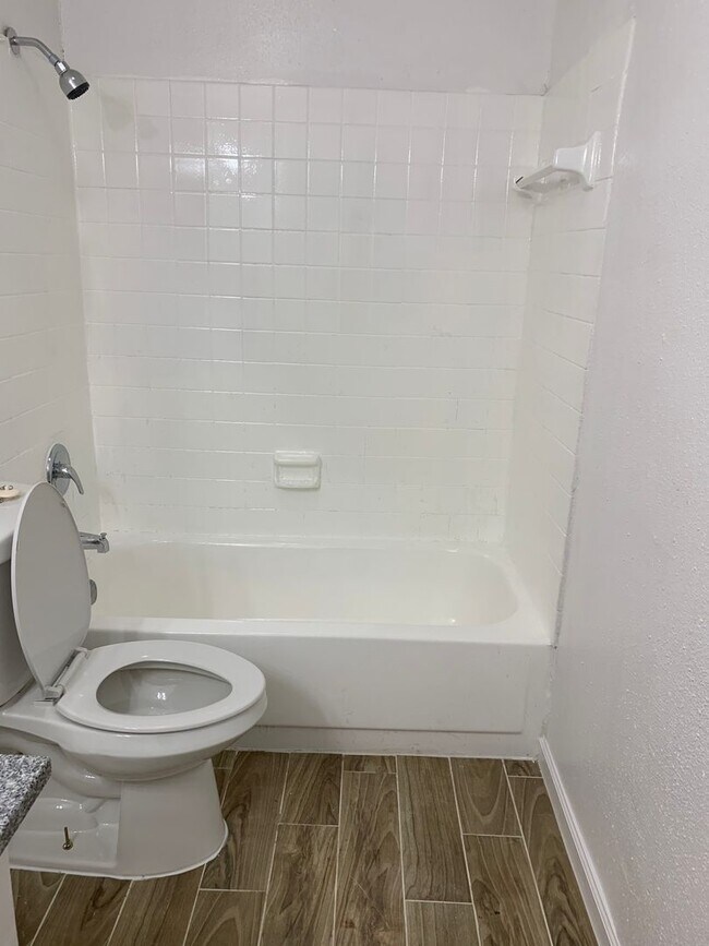 Building Photo - 2 Bedrooms / 2 Baths updated first floor c...