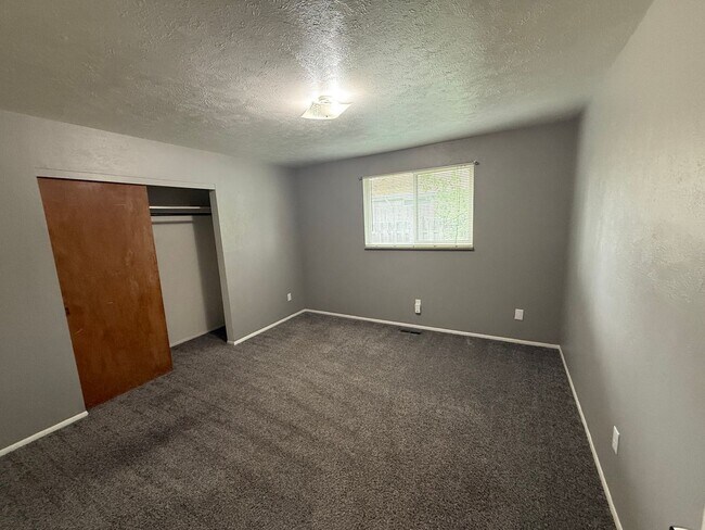 Building Photo - 640 S 40th St