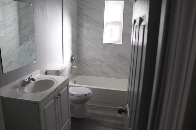 Building Photo - 740 Cooper St SW