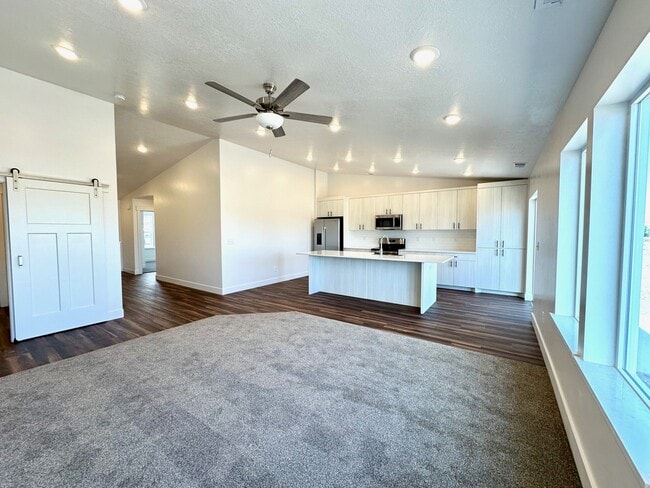 Building Photo - HC 1136