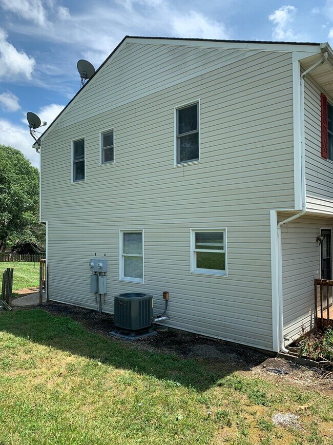 Building Photo - 3 Bedroom 2.5 Bath Duplex