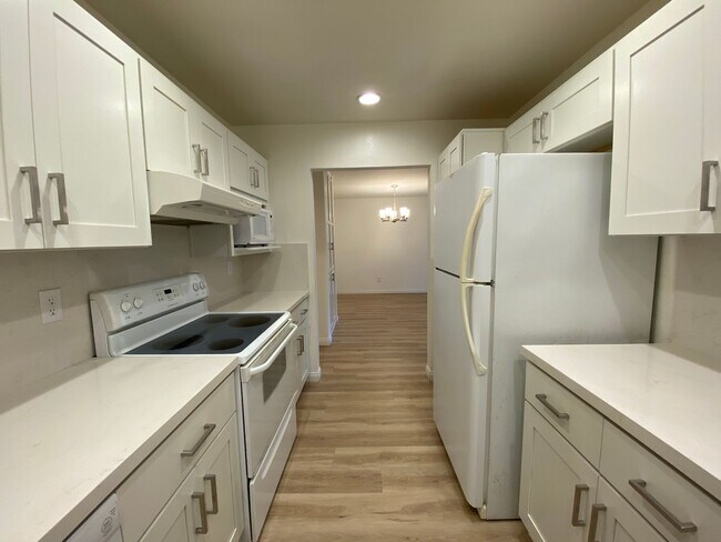 Building Photo - Spacious 2 Bedroom/ 2 Bath in the Highly Desired Tropical Setting of Windsong Cove Community of C...