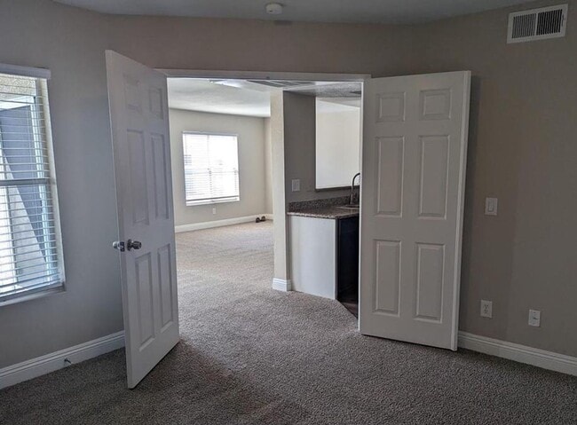 Building Photo - Bright spacious condo near Sunrise Mountain