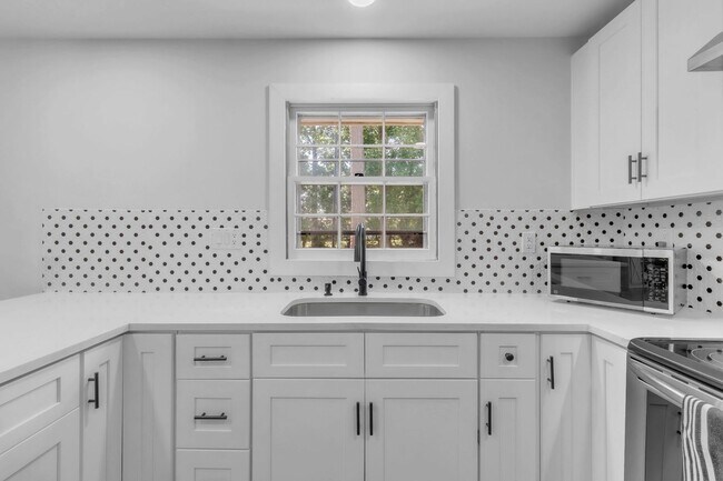 Building Photo - Updated 3 Bedroom, 2 Bath Home – Minutes from Fort Bragg!