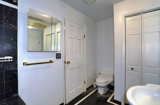 Building Photo - 941 JFK Blvd E