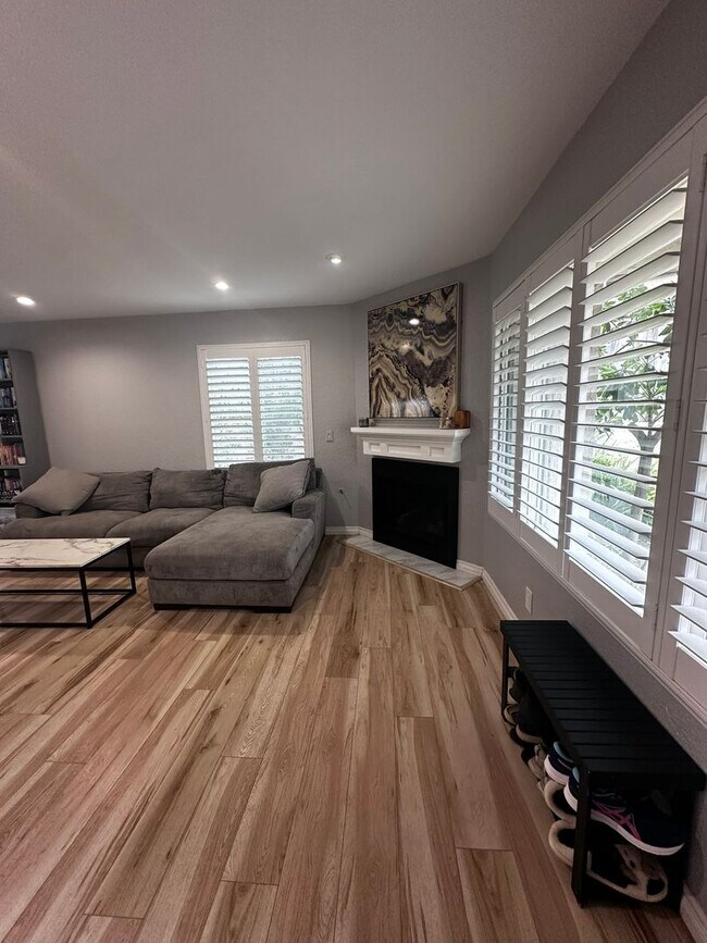 Building Photo - Beautiful, Charming 2-story townhome 2 bedroom and 1.5 bath located on the cusp of Clairemont and...