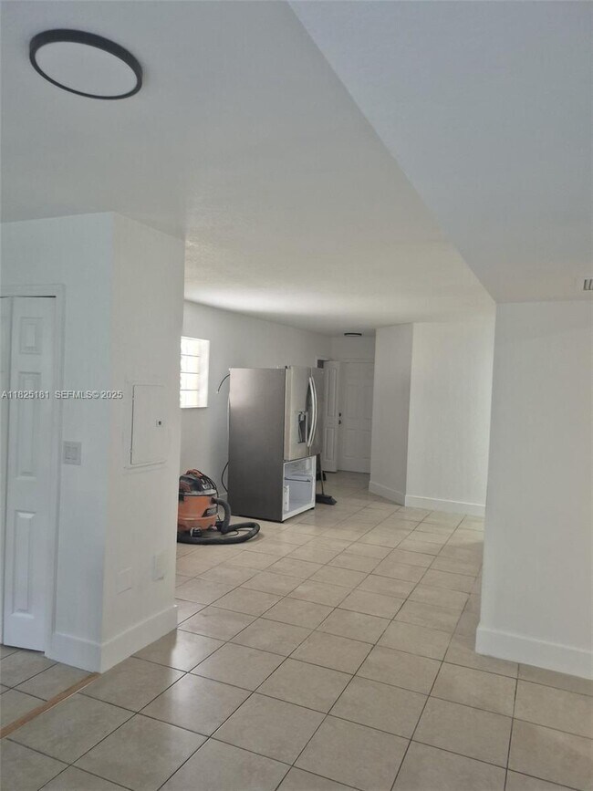 Building Photo - 2701 SE 12th Pl