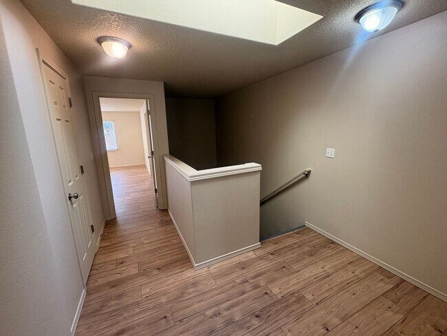 Building Photo - Well Maintained Spacious 4 BD Home with Granite Countertops, Hardwood Floors, High Ceilings, Grea...