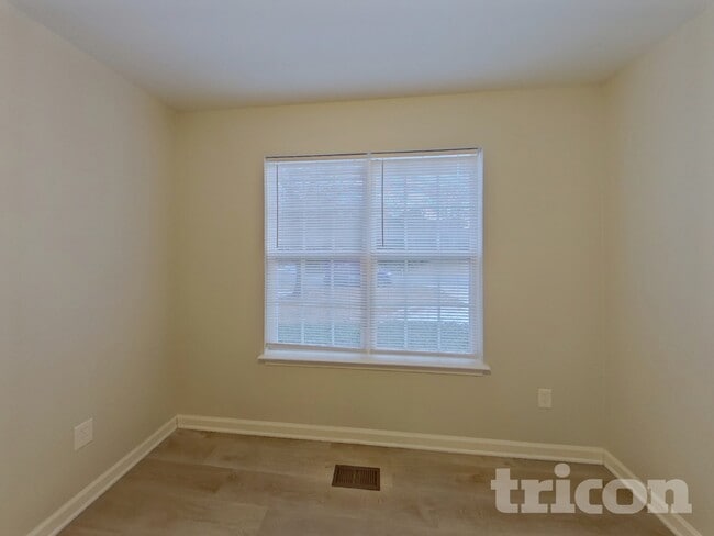 Building Photo - 1585 Kingston Dr