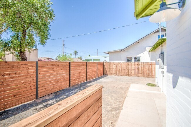 Building Photo - 322 N 17th Dr